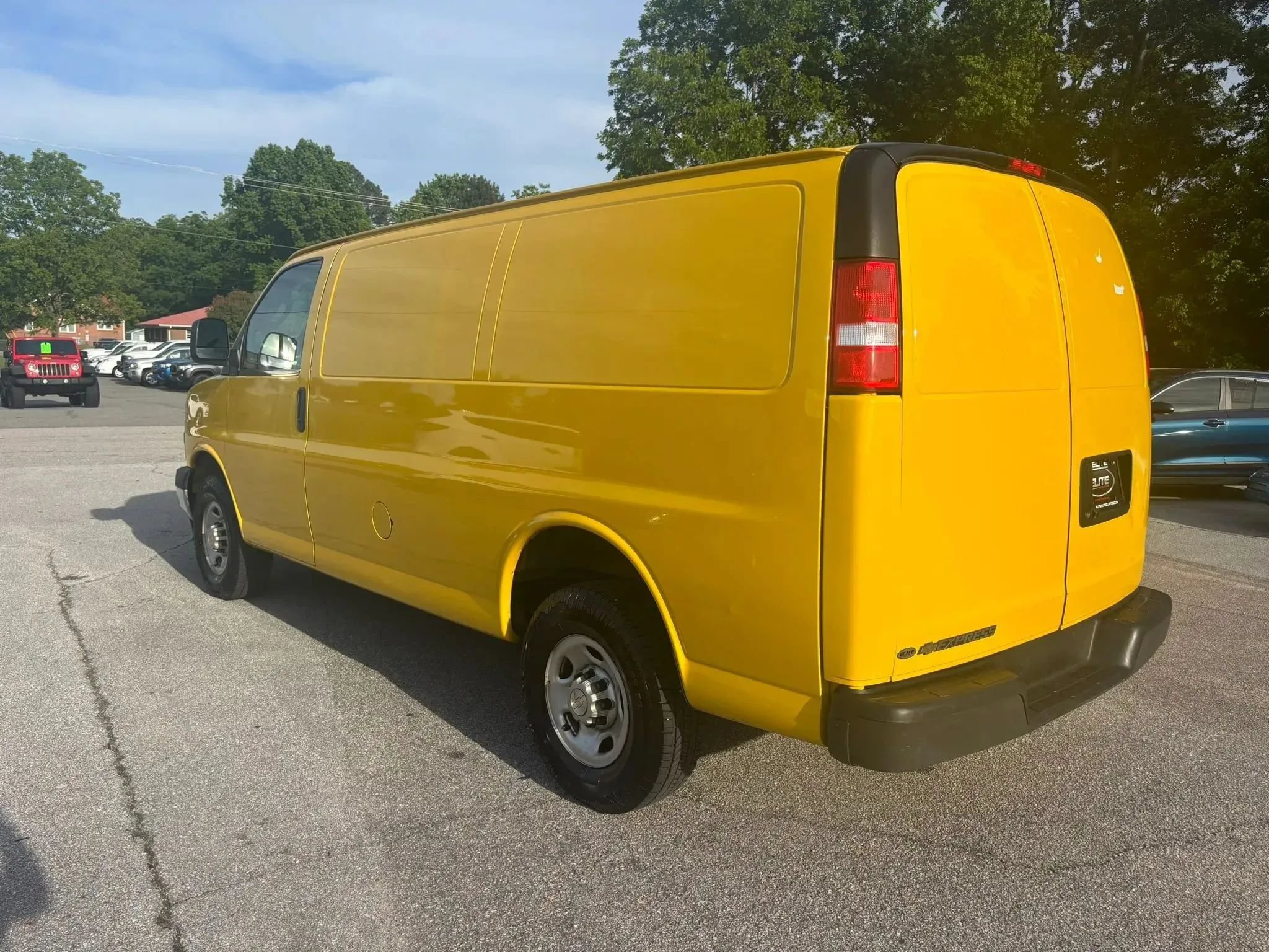 Used 2023 Chevrolet Express 2500 RWD image 9