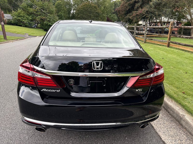 Used 2017 Honda Accord EX-L image 9