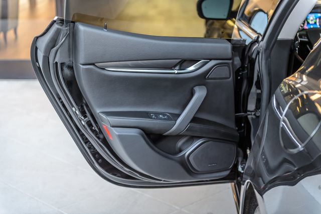 Used 2018 Maserati Ghibli GranSport image 53