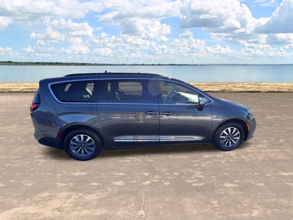 Used 2022 Chrysler Pacifica Limited w/ Uconnect Theater Family Group image 4