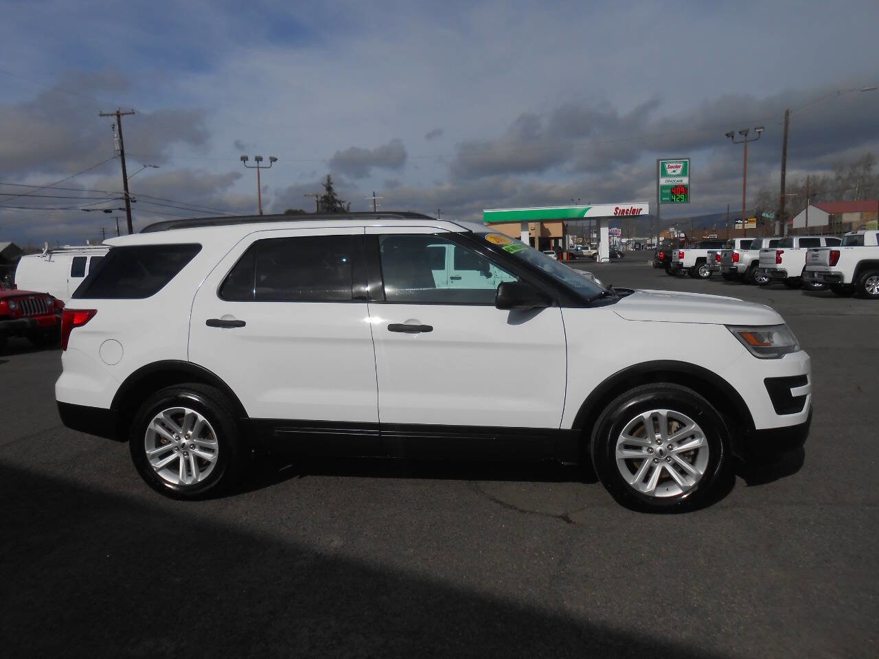 Used 2017 Ford Explorer 4WD image 2
