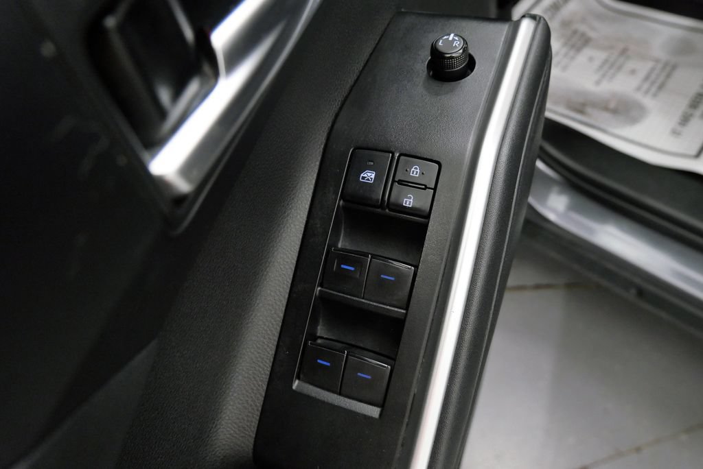 Used 2021 Toyota Highlander XLE AWD/4WD image 14