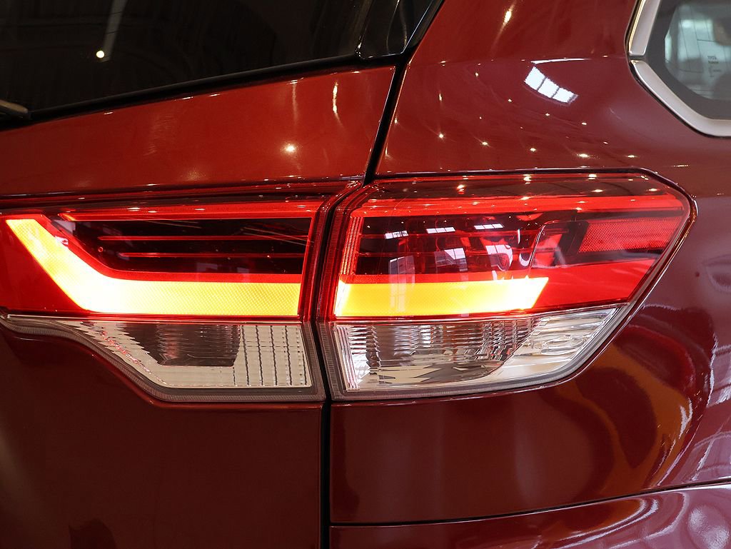 Used 2018 Toyota Highlander SE w/ Protection Package #3 AWD/4WD image 16