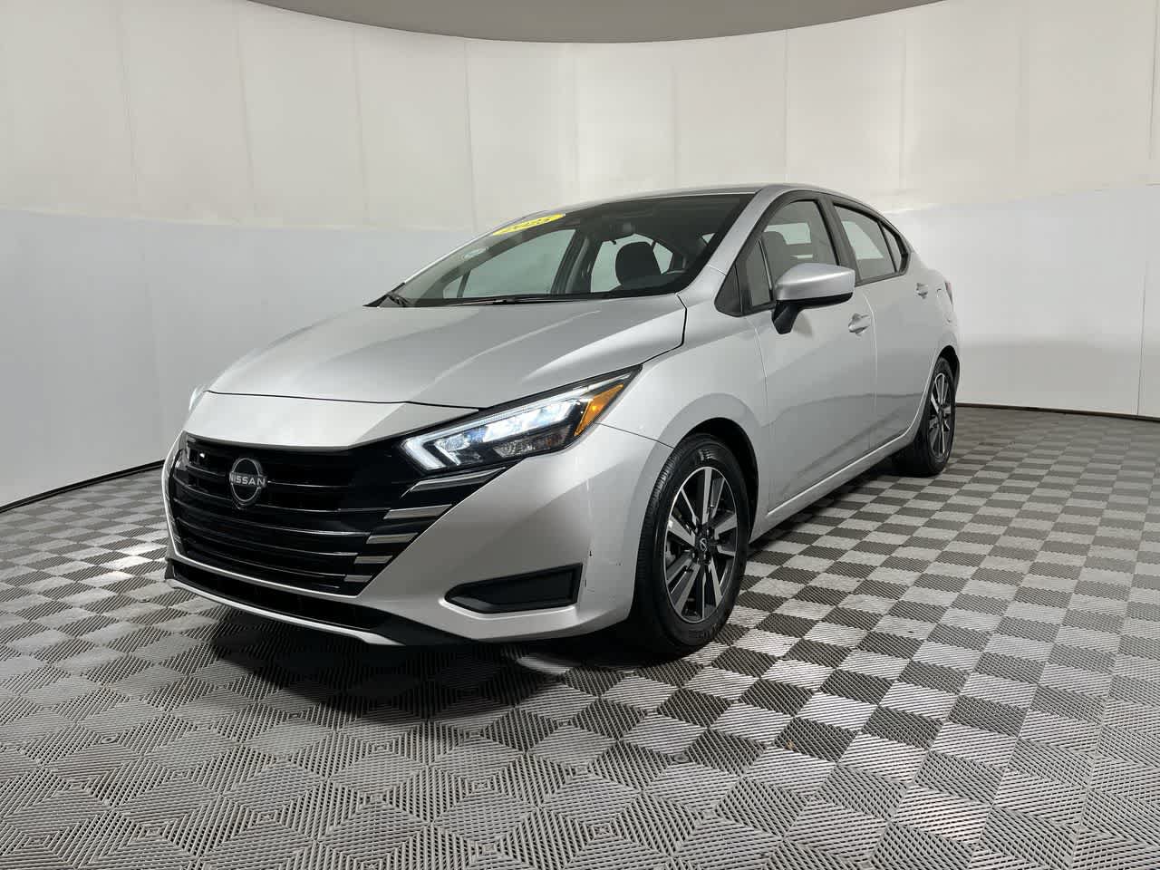 Used 2025 Nissan Versa SV FWD image 4
