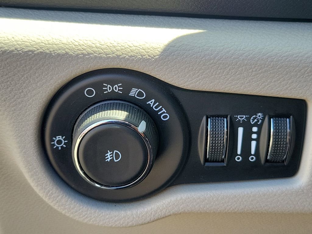 Used 2024 Chrysler Pacifica Touring-L image 19