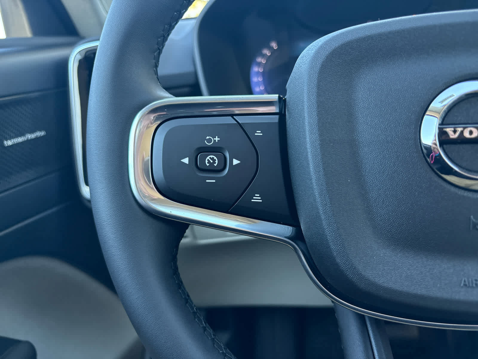 New 2026 Volvo XC40 B5 Ultra w/ Protection Package Premier image 13