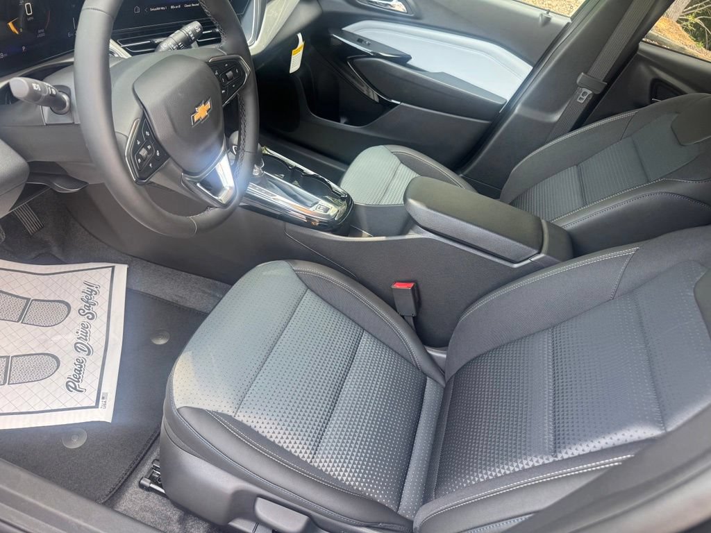 New 2026 Chevrolet Trax LT w/ LT Convenience Package FWD image 2