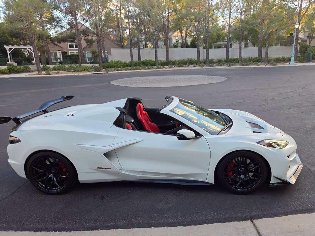 Used 2025 Chevrolet Corvette Z06 RWD image 3