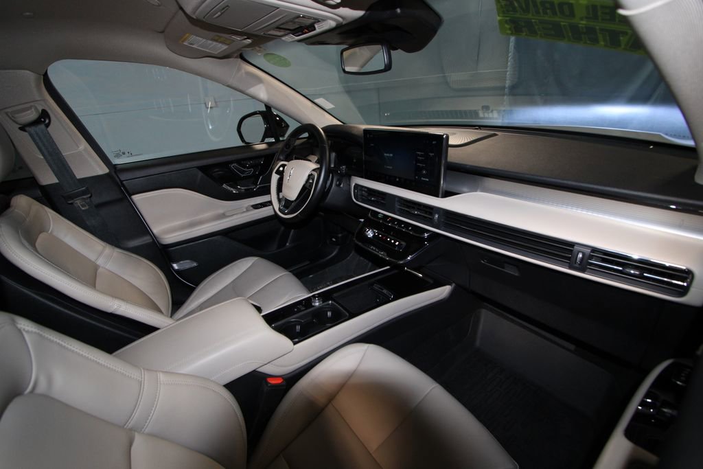 Used 2025 Lincoln Corsair AWD image 23