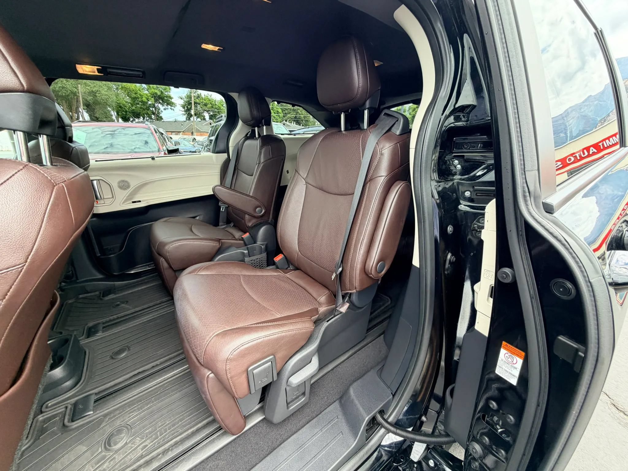 Used 2024 Toyota Sienna Platinum FWD image 22