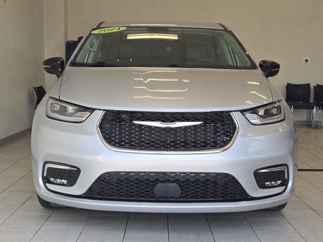 Used 2024 Chrysler Pacifica Touring-L FWD image 2