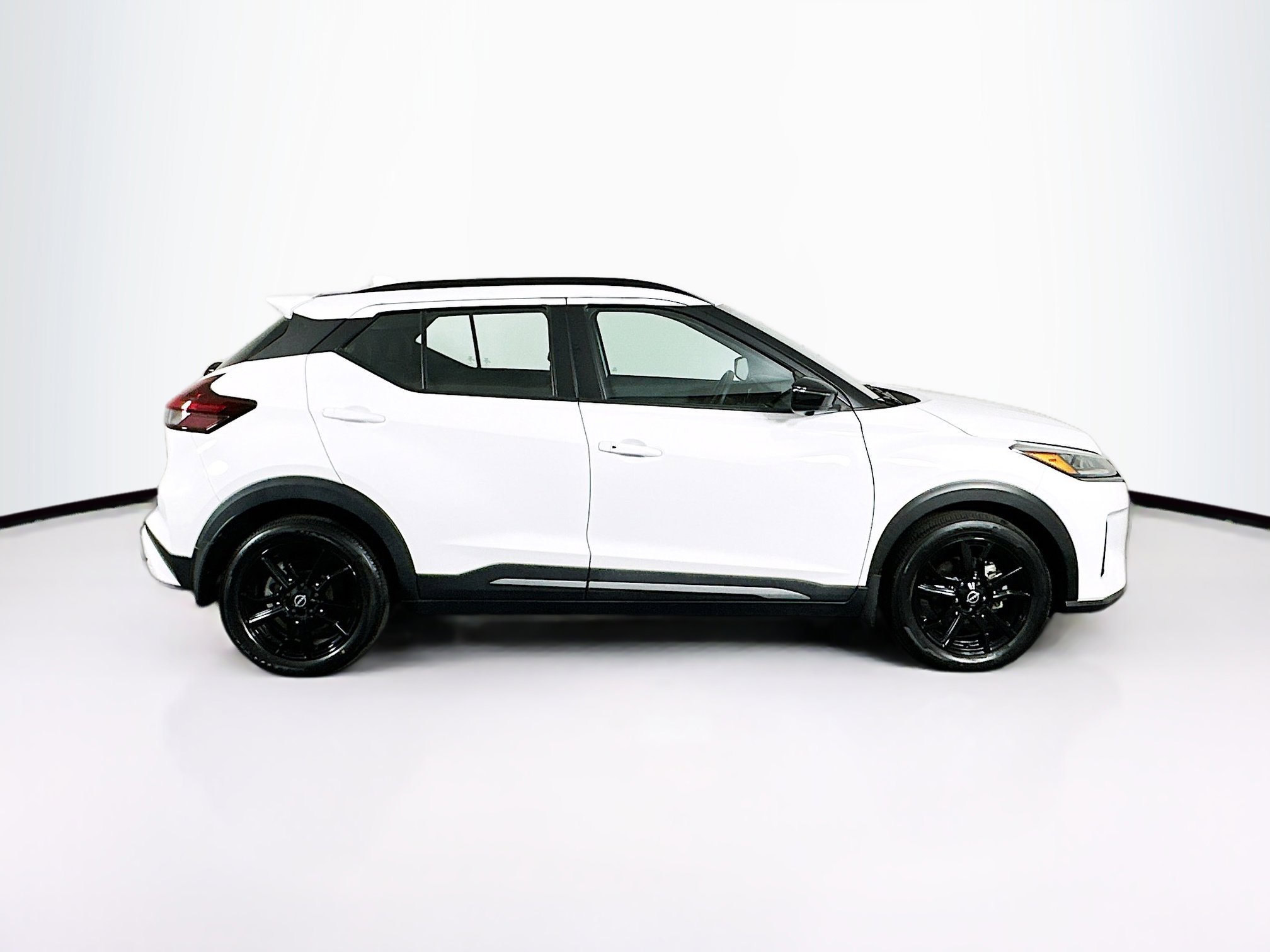 Used 2023 Nissan Kicks SR image 10