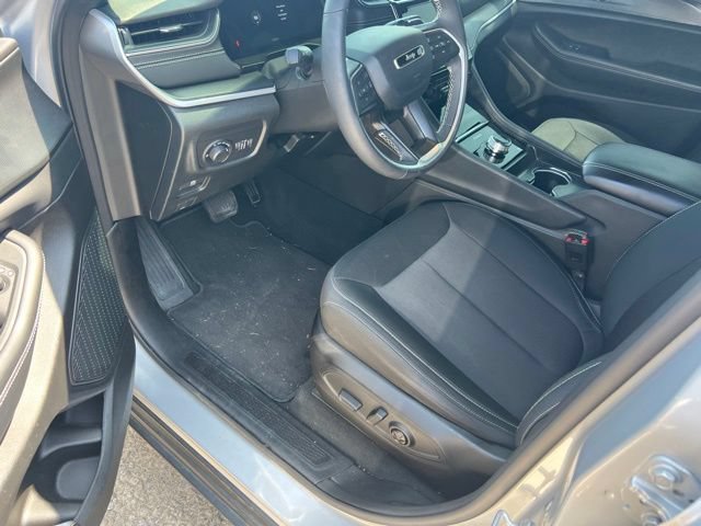 Used 2025 Jeep Grand Cherokee Laredo X w/ Luxury Tech Group I AWD/4WD image 4