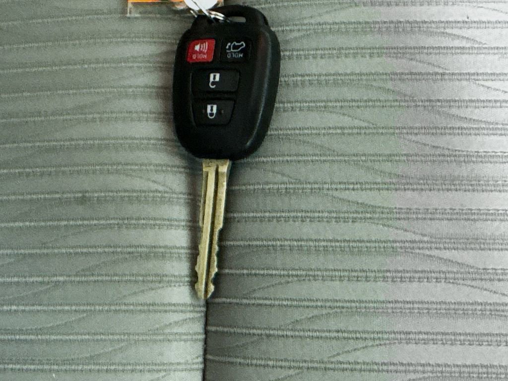 Used 2018 Toyota Highlander Plus FWD image 37