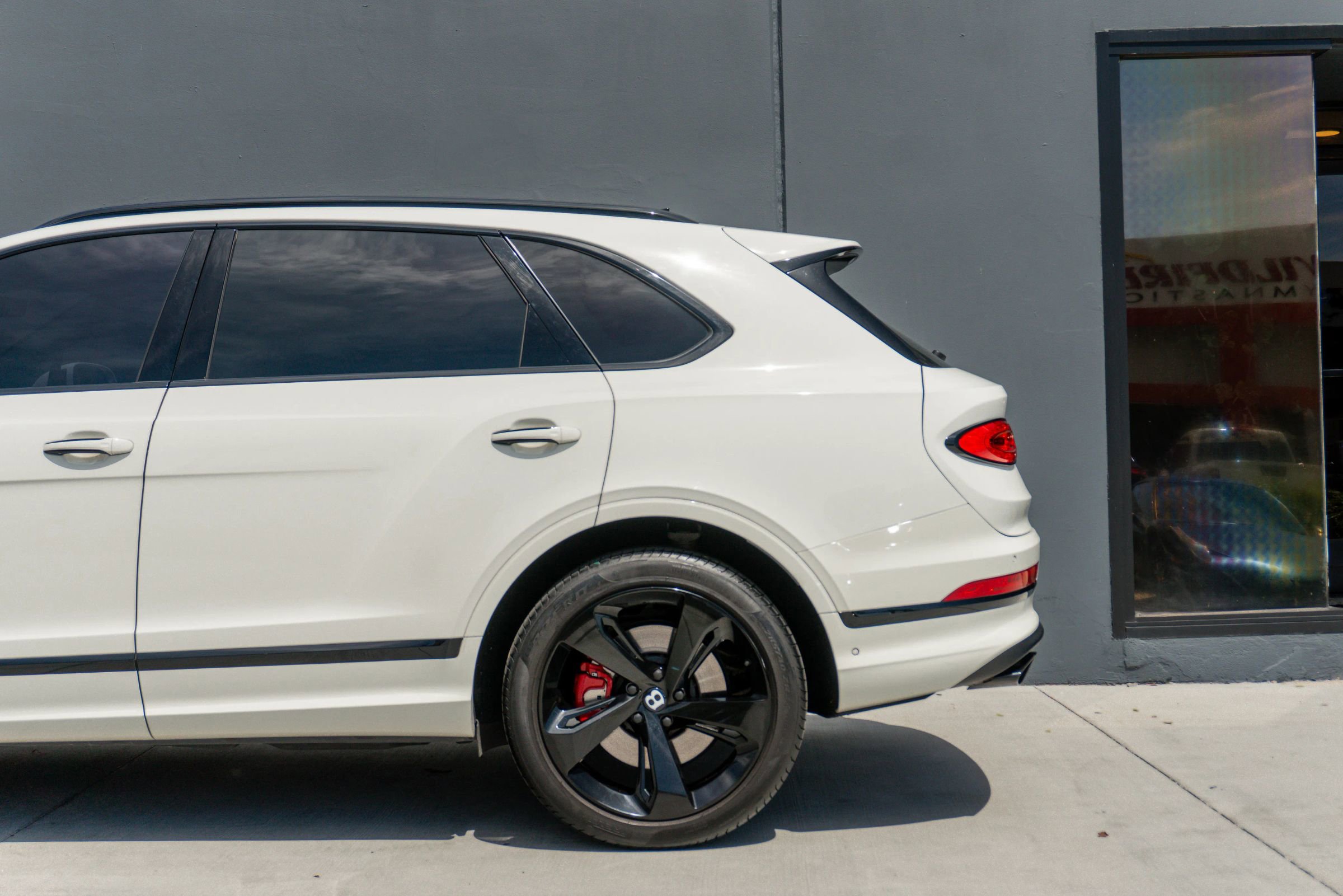 Used 2023 Bentley Bentayga image 19