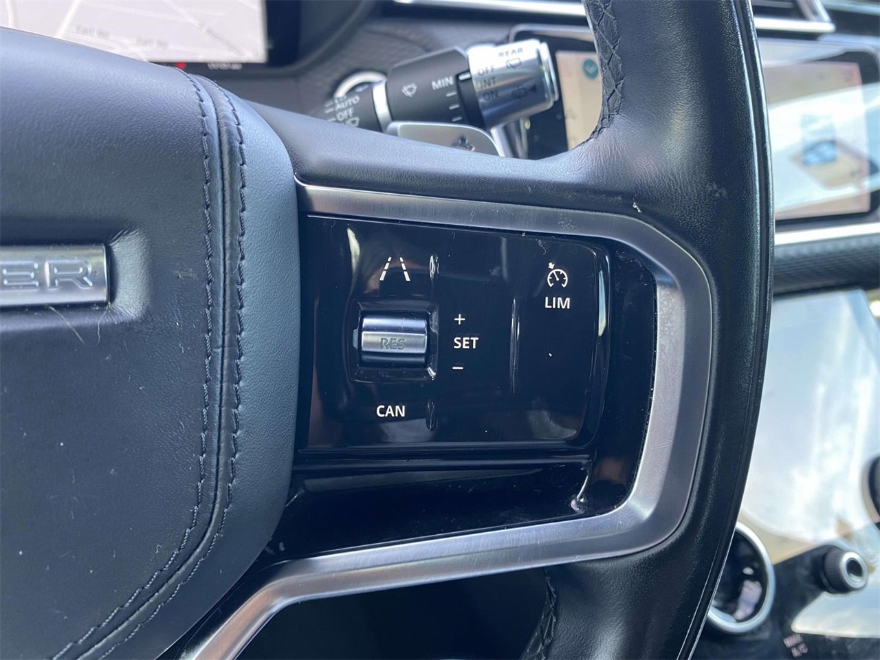 Used 2021 Land Rover Range Rover Velar R-Dynamic S image 22