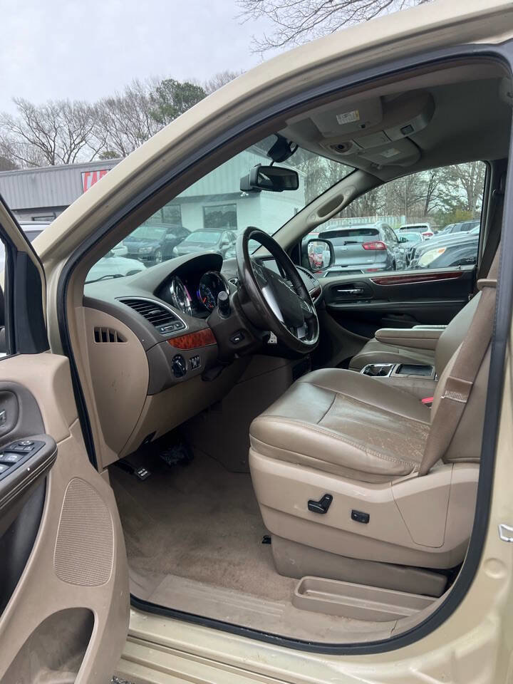 Used 2012 Chrysler Town & Country Touring-L w/ Entertainment Group #2 image 10