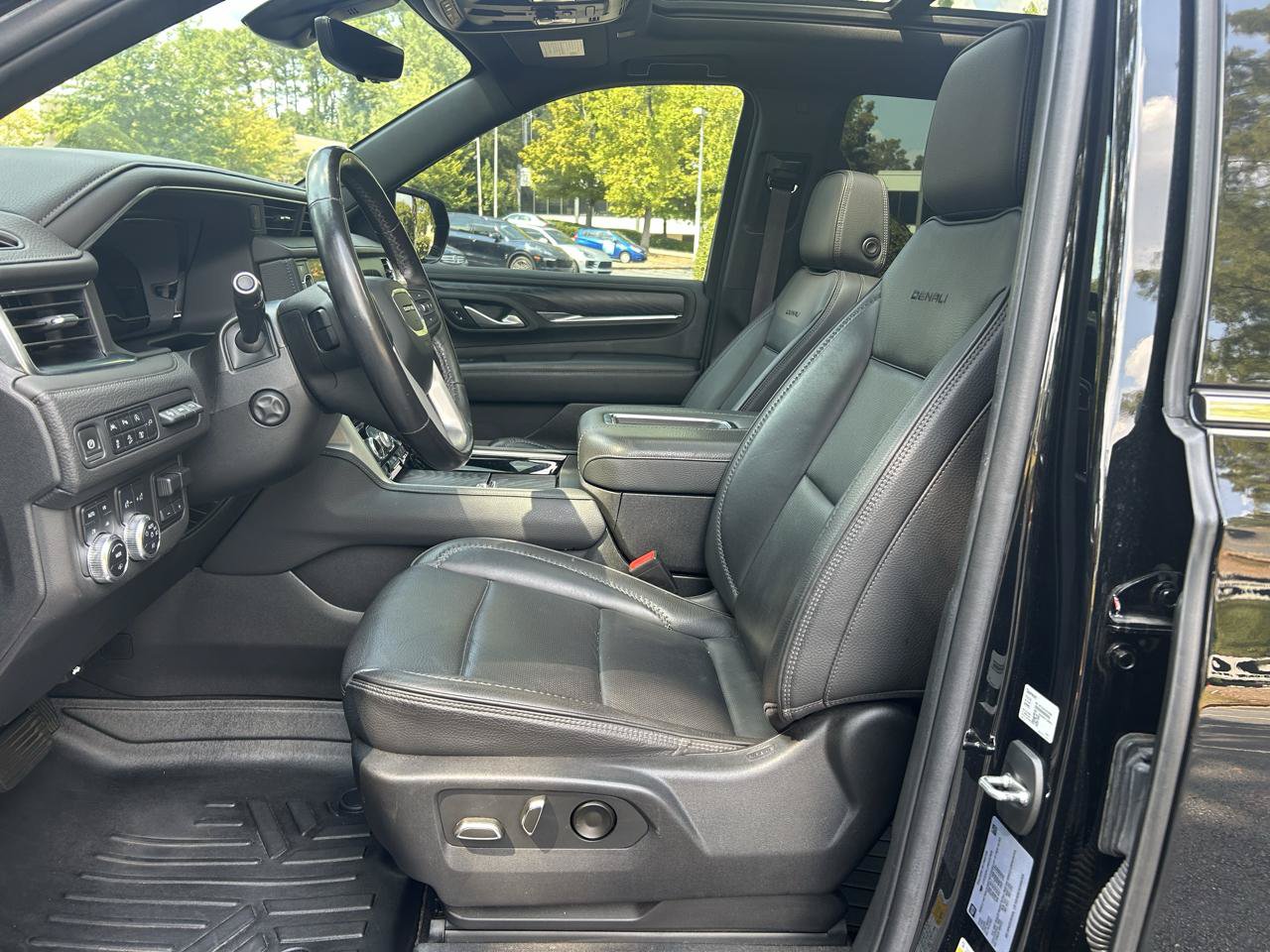 Used 2022 GMC Yukon Denali w/ Denali Premium Package AWD/4WD image 12