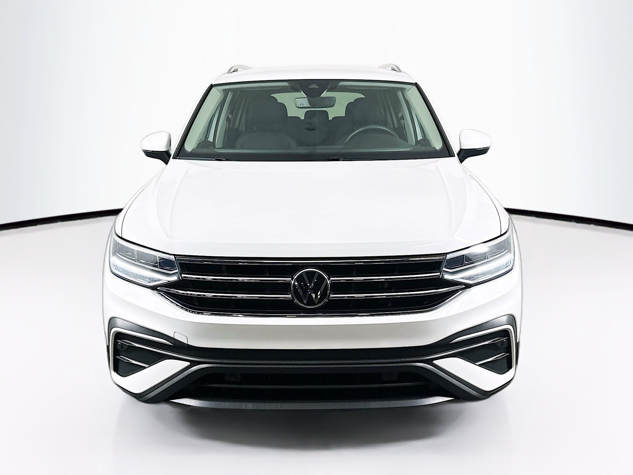 Used 2023 Volkswagen Tiguan SE FWD image 2