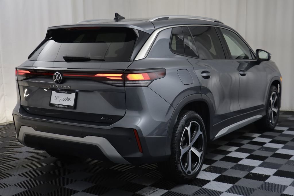 Used 2025 Volkswagen Tiguan SE w/ Panoramic Sunroof Package AWD/4WD image 17