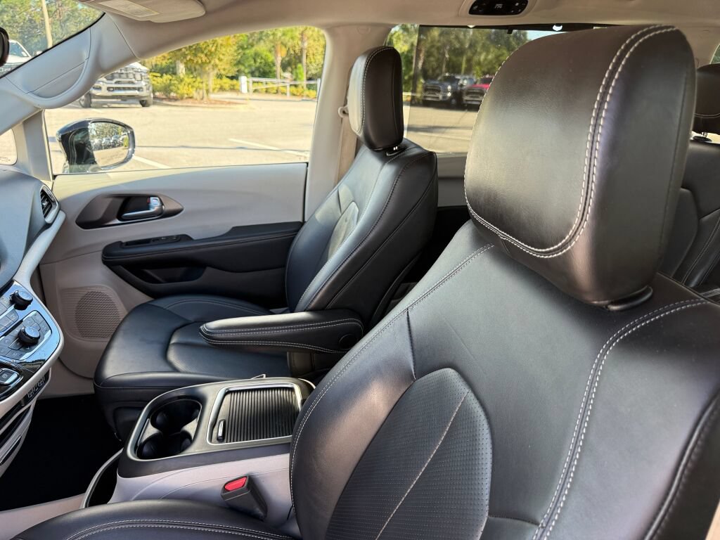 Used 2024 Chrysler Pacifica Touring-L FWD image 24