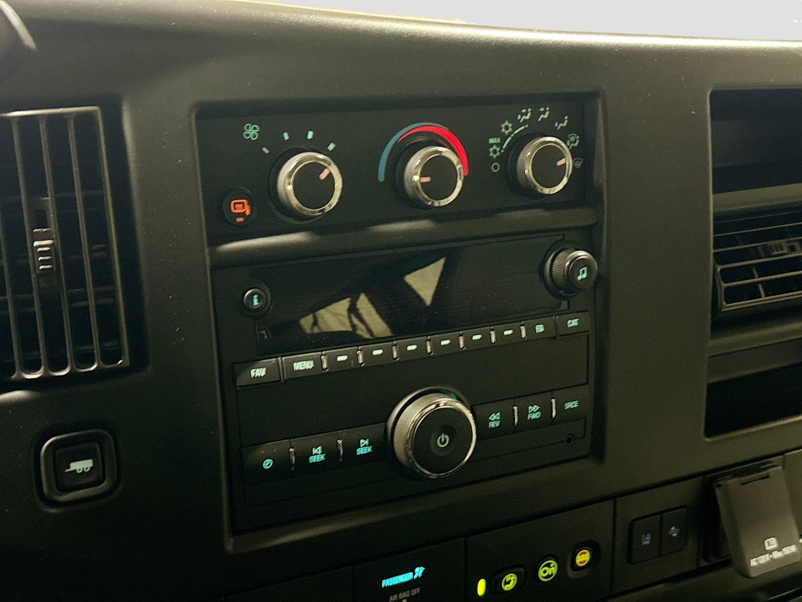 Used 2025 Chevrolet Express 3500 LT w/ LT Preferred Equipment Group RWD image 17