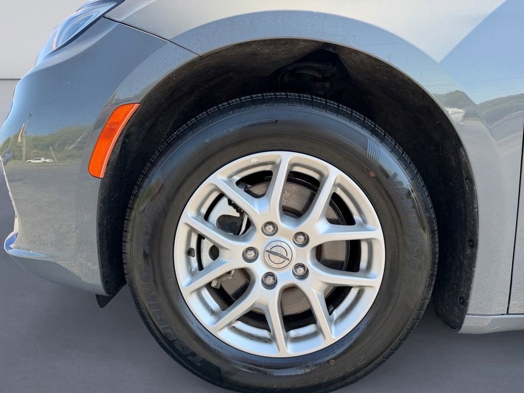 Used 2023 Chrysler Pacifica Touring-L image 9