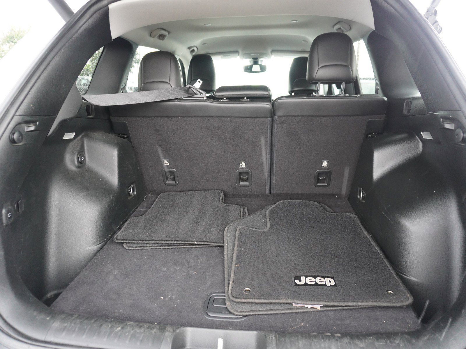 Used 2019 Jeep Cherokee Latitude Plus w/ Comfort/Convenience Group AWD/4WD image 12