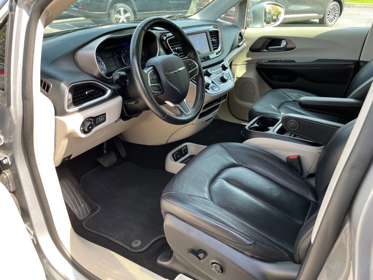 Used 2020 Chrysler Pacifica Touring-L image 6