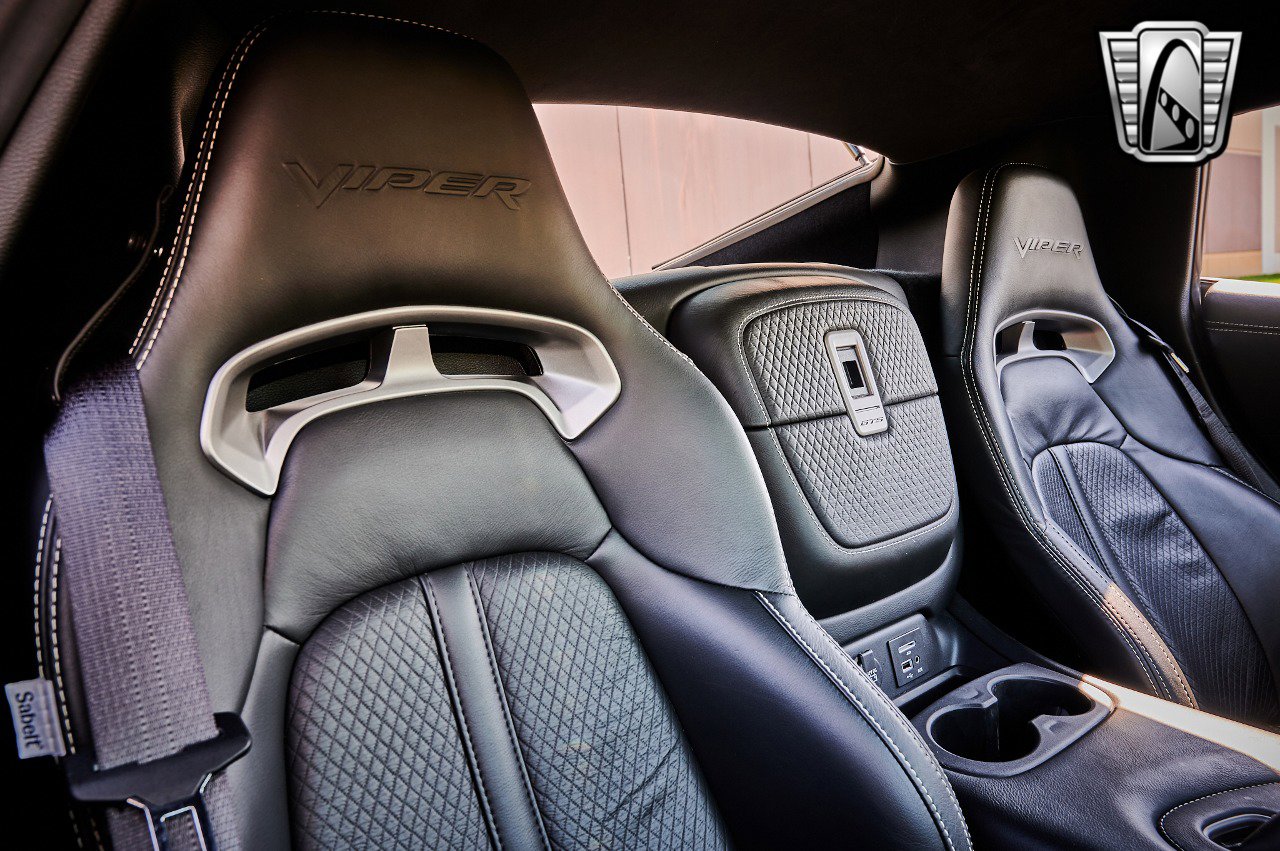 Used 2013 SRT Viper GTS w/ GTS Laguna Interior Pkg image 19