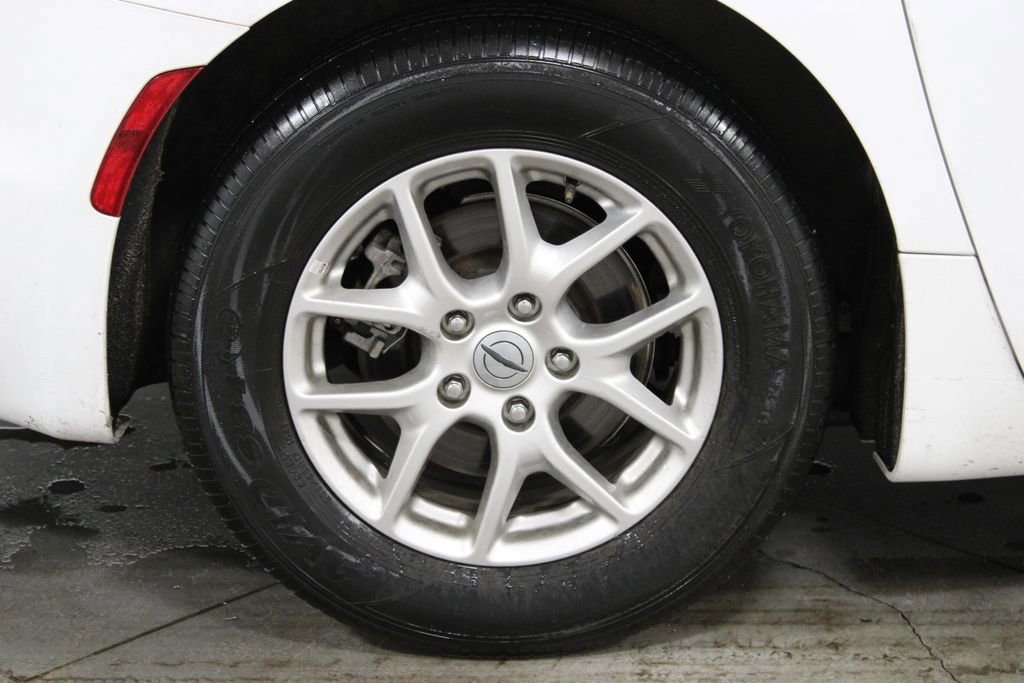 Used 2024 Chrysler Pacifica Touring-L image 12