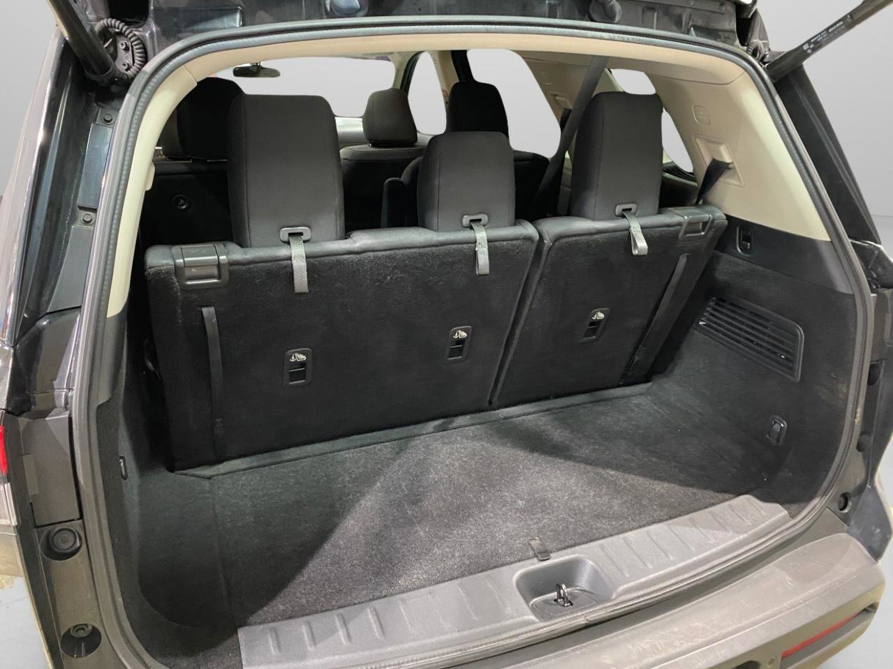 Used 2022 Nissan Pathfinder SV w/ SV Premium Package image 20