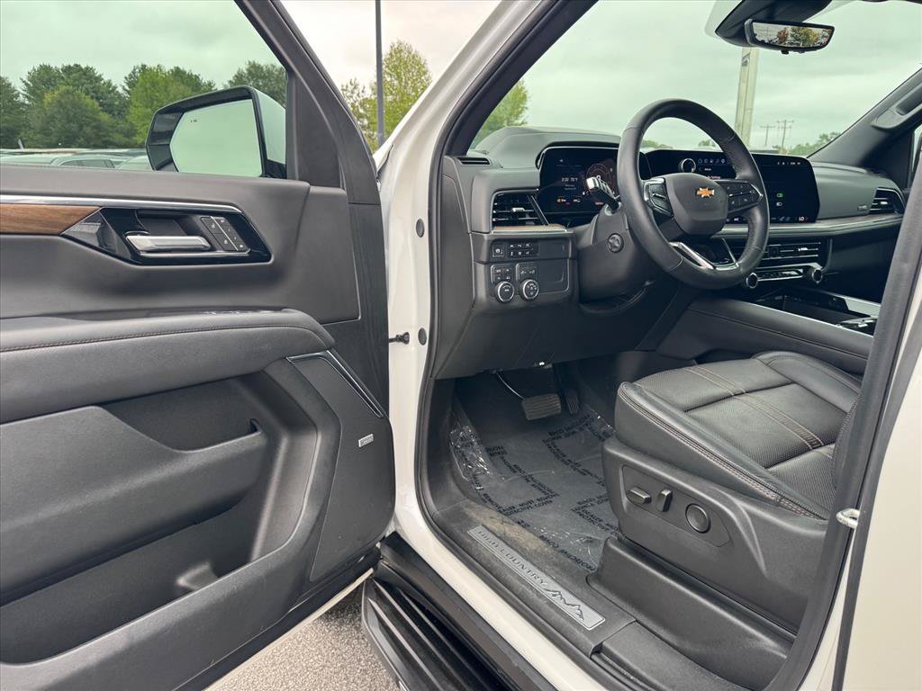 Used 2025 Chevrolet Suburban High Country AWD/4WD image 16