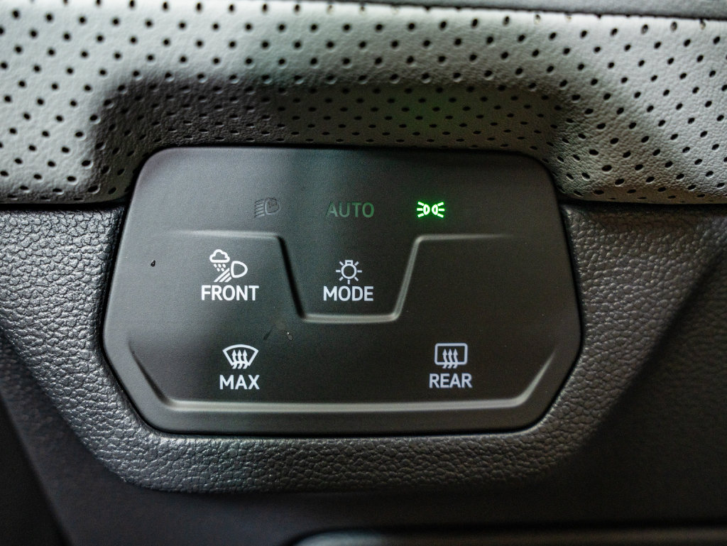 Used 2025 Volkswagen Atlas Peak Edition SE AWD/4WD image 28