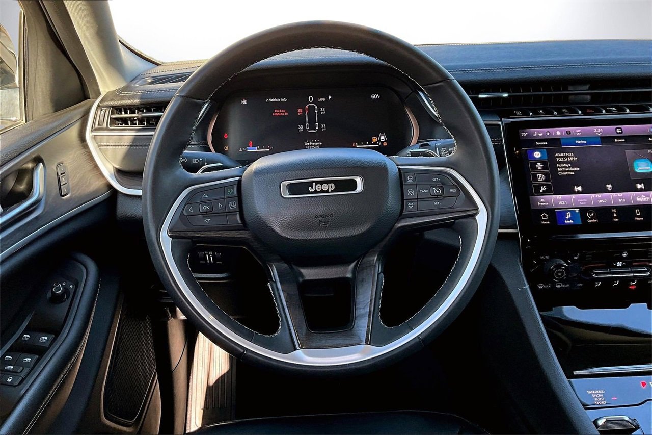 Used 2023 Jeep Grand Cherokee L Limited w/ Black Appearance Package image 10