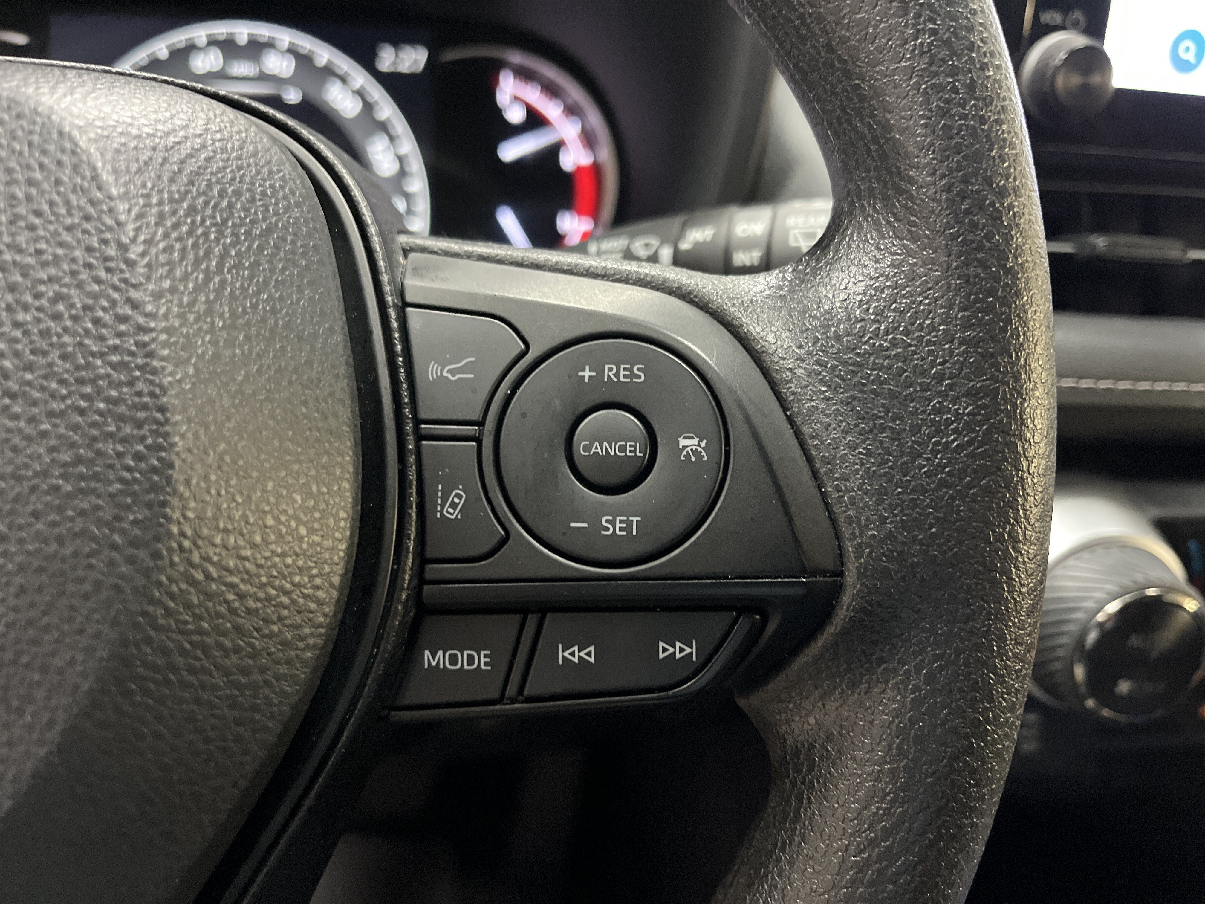 Used 2025 Toyota RAV4 XLE FWD image 20