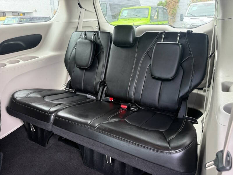 Used 2024 Chrysler Pacifica Touring-L FWD image 17