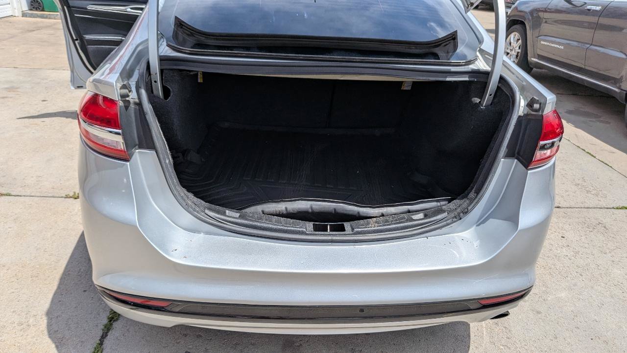 Used 2017 Ford Fusion SE FWD image 12