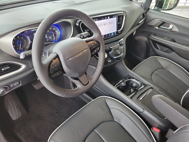 New 2027 Chrysler Pacifica Limited FWD image 6