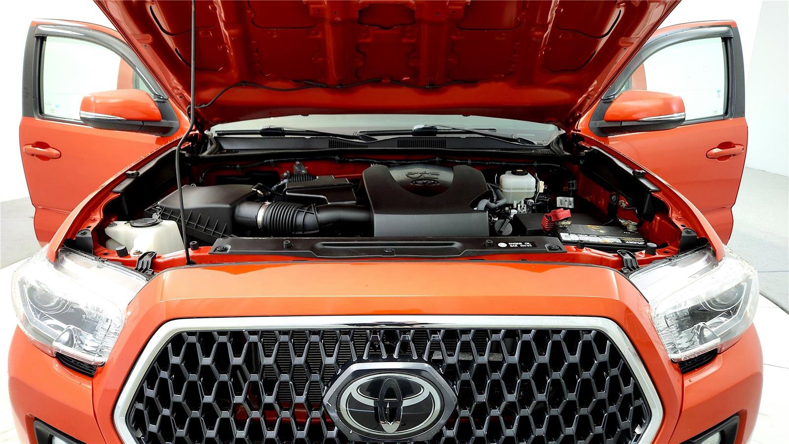 Used 2018 Toyota Tacoma TRD Off-Road w/ Technology Package image 14