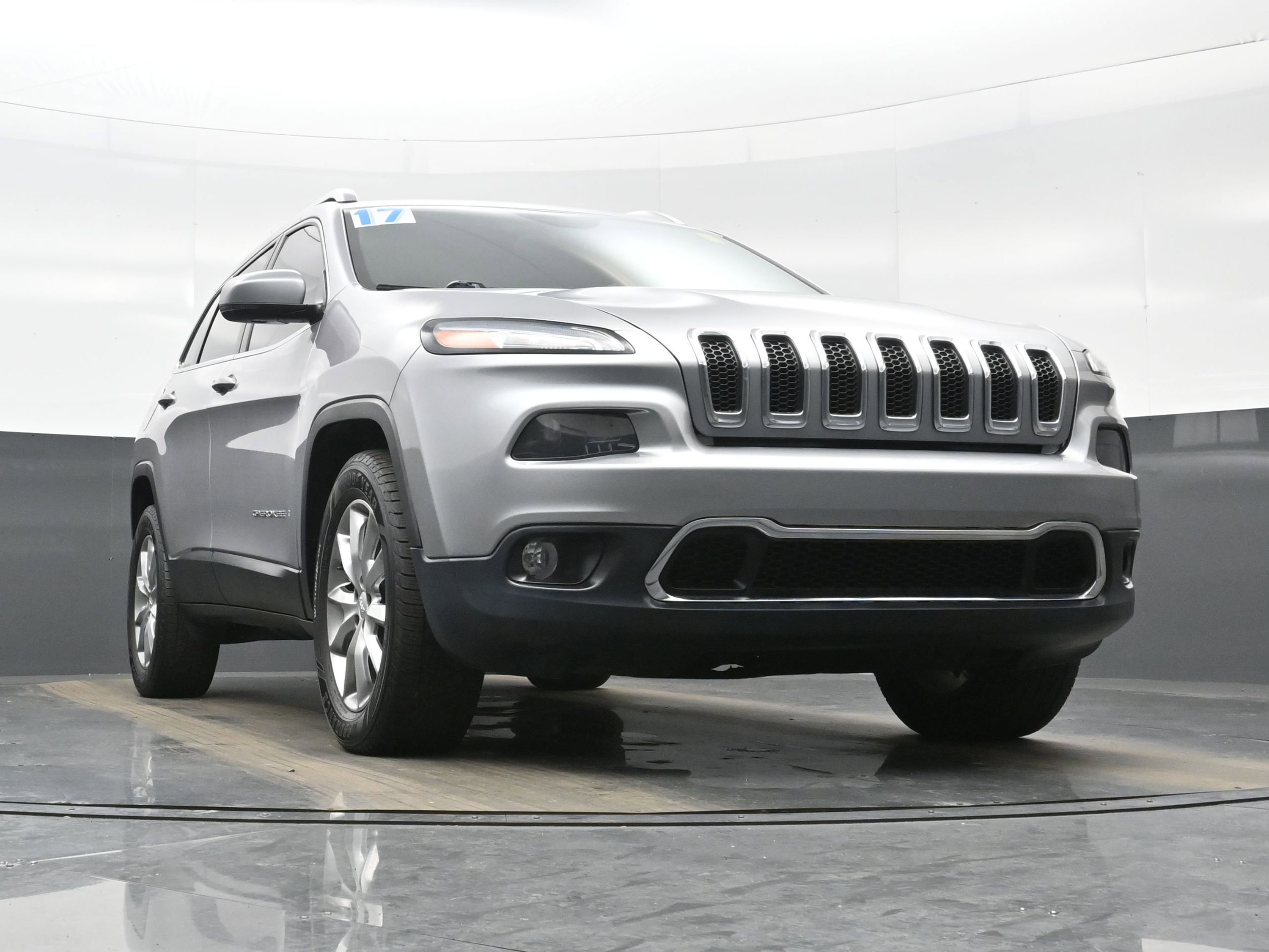 Used 2017 Jeep Cherokee Limited AWD/4WD image 30