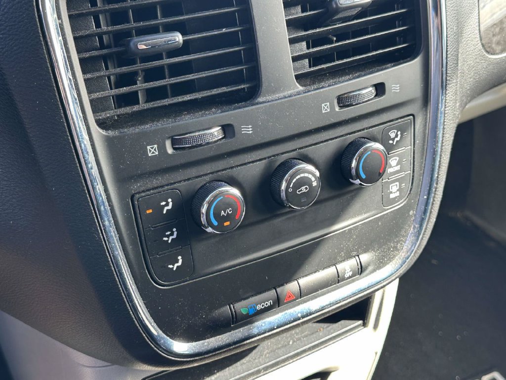 Used 2015 Dodge Grand Caravan American Value Package FWD image 25