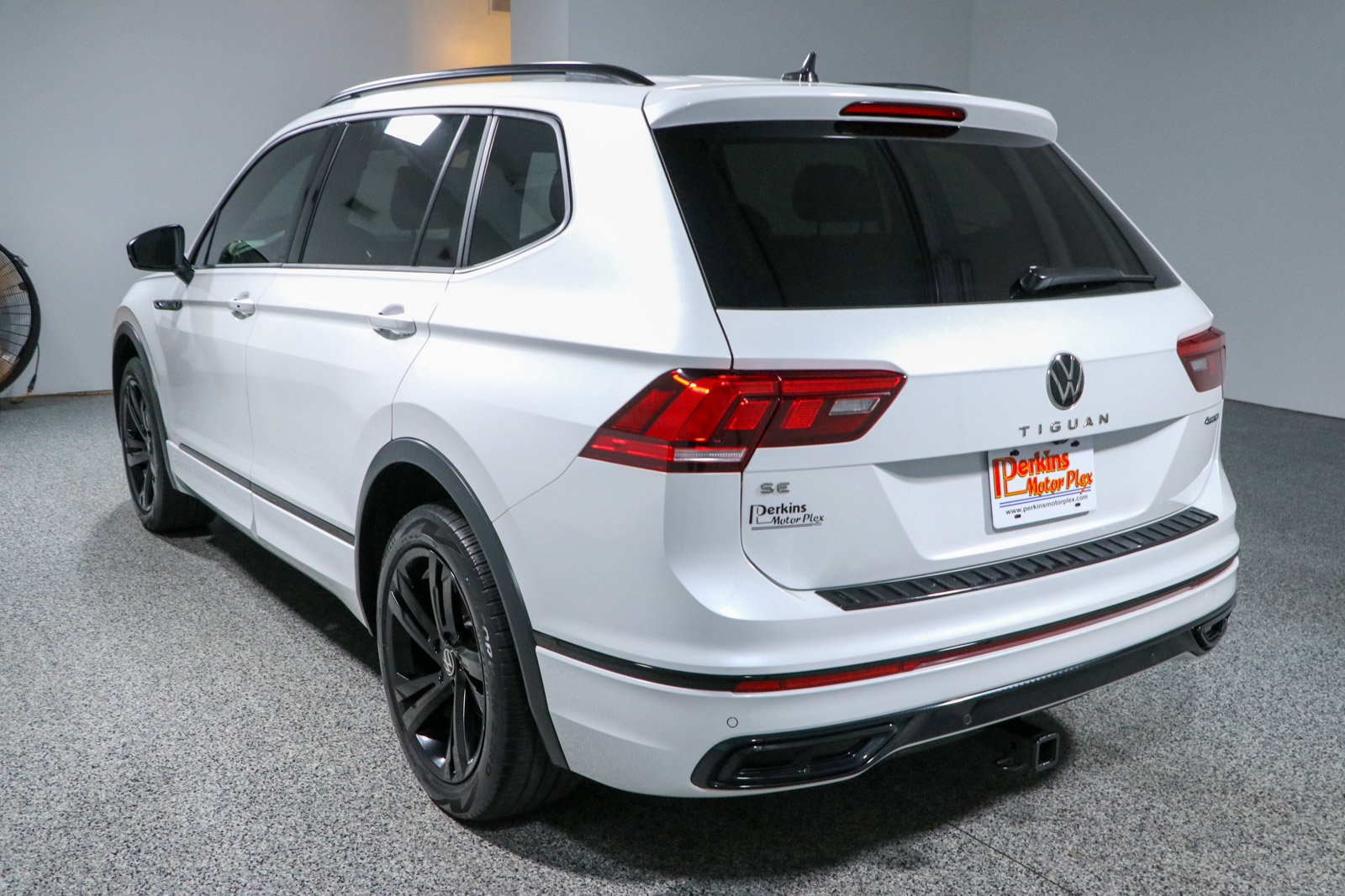 Used 2023 Volkswagen Tiguan SE R-Line AWD/4WD image 9