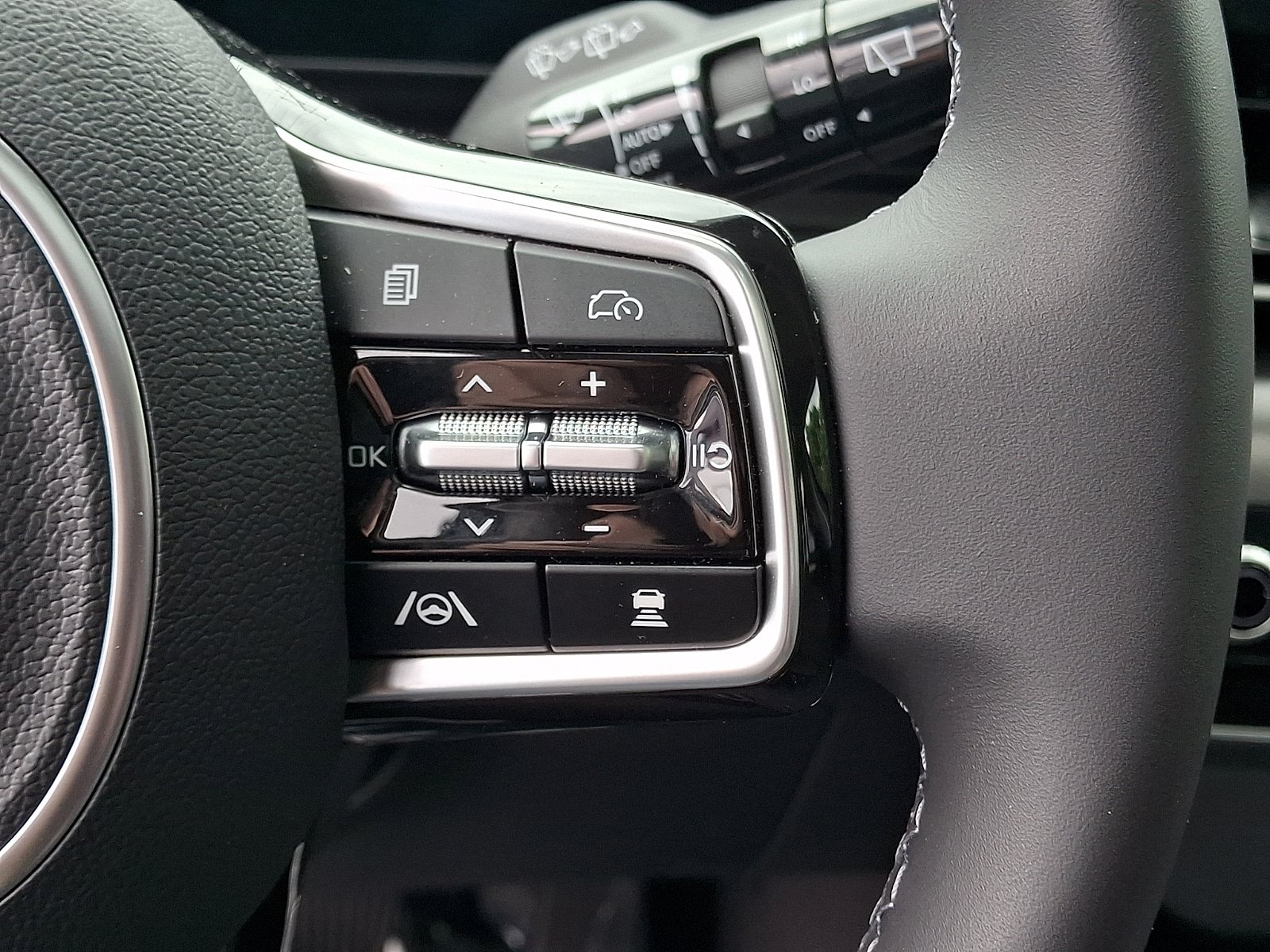Used 2026 Kia Carnival SX w/ SX Dark Edition Package FWD image 24