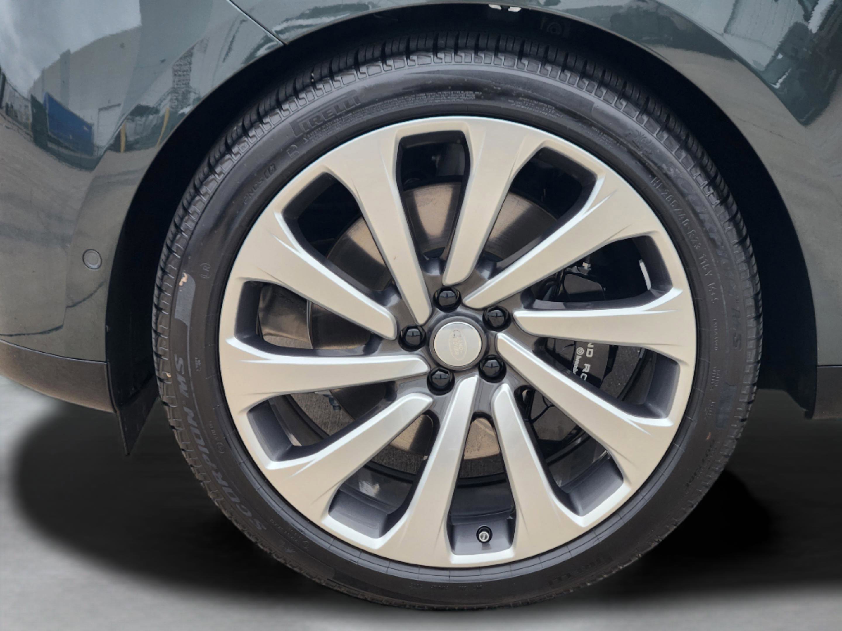 Certified 2025 Land Rover Range Rover SE AWD/4WD image 33