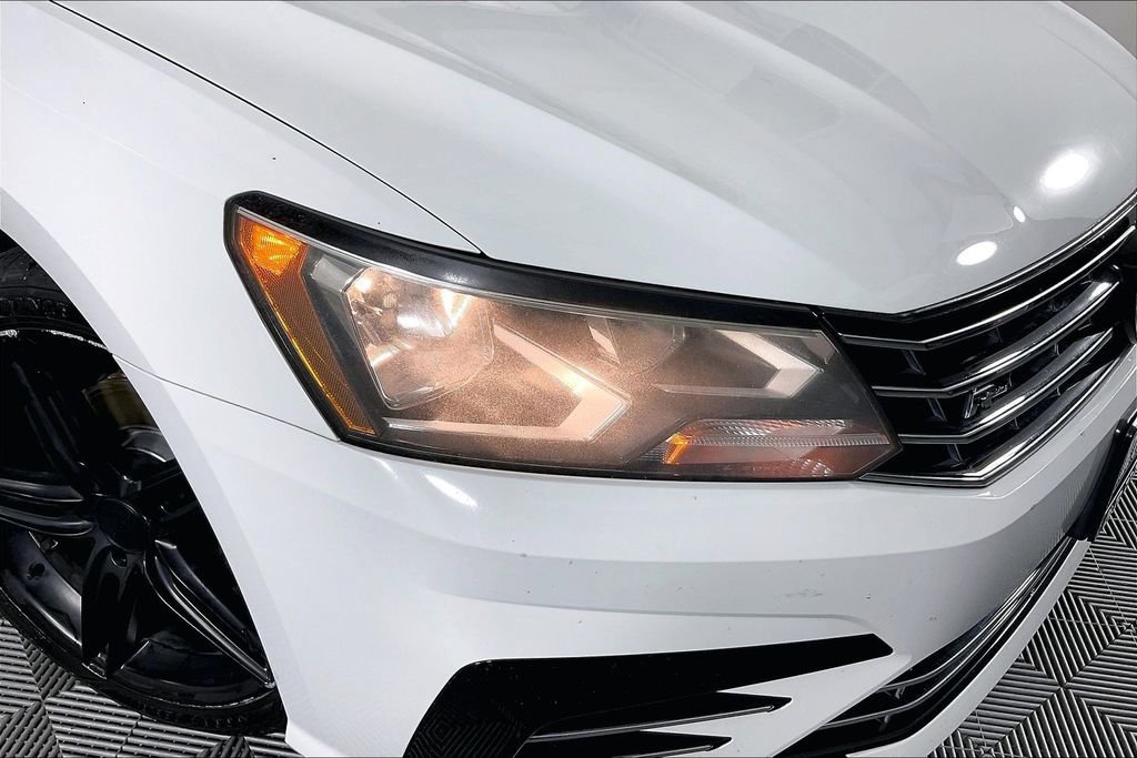 Used 2018 Volkswagen Passat 2.0T R-Line FWD image 38