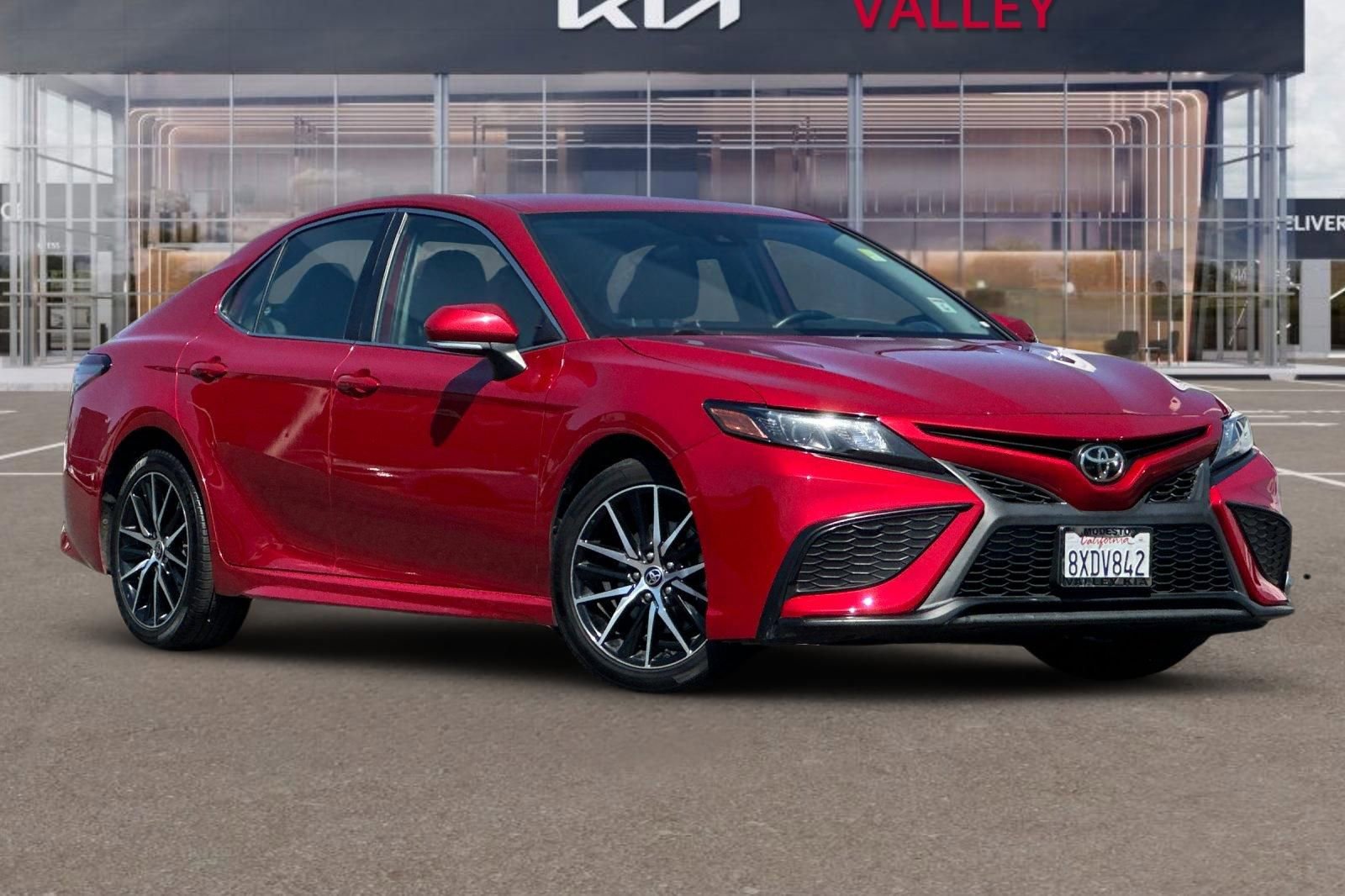 Used 2022 Toyota Camry SE FWD image 2