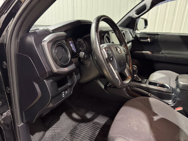 Used 2018 Toyota Tacoma TRD Sport AWD/4WD image 11