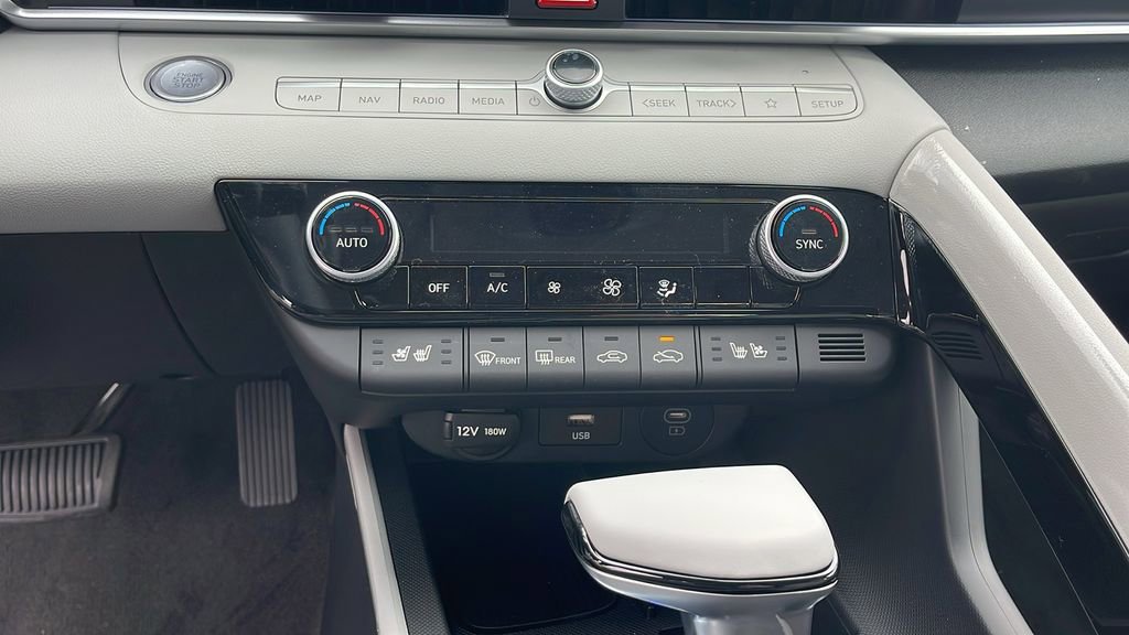 New 2025 Hyundai Elantra Limited image 22