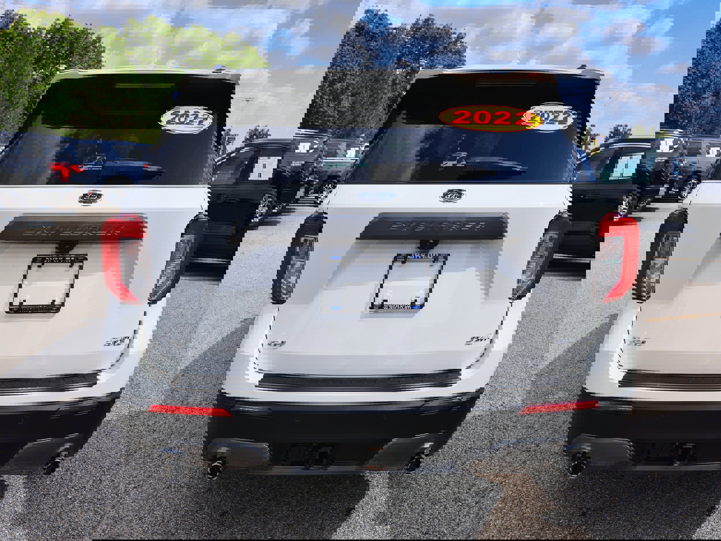 Used 2022 Ford Explorer XLT w/ Equipment Group 202A image 4